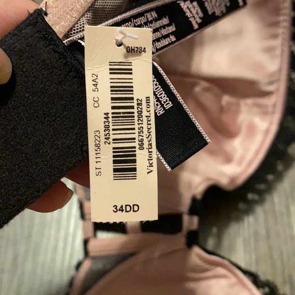 FINAL
PRICE NWT Black and Pink Victoria’s Secret Bra - Picture 7 of 9